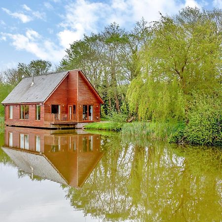 Anglesey Lakeside Lodges Menai Bridge Exterior foto